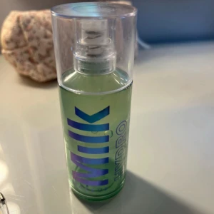 Milk Hydro Grip Primer - Säljer denna primern, runt hälften kvar som syns på bilden, super bra och ny pris är 599