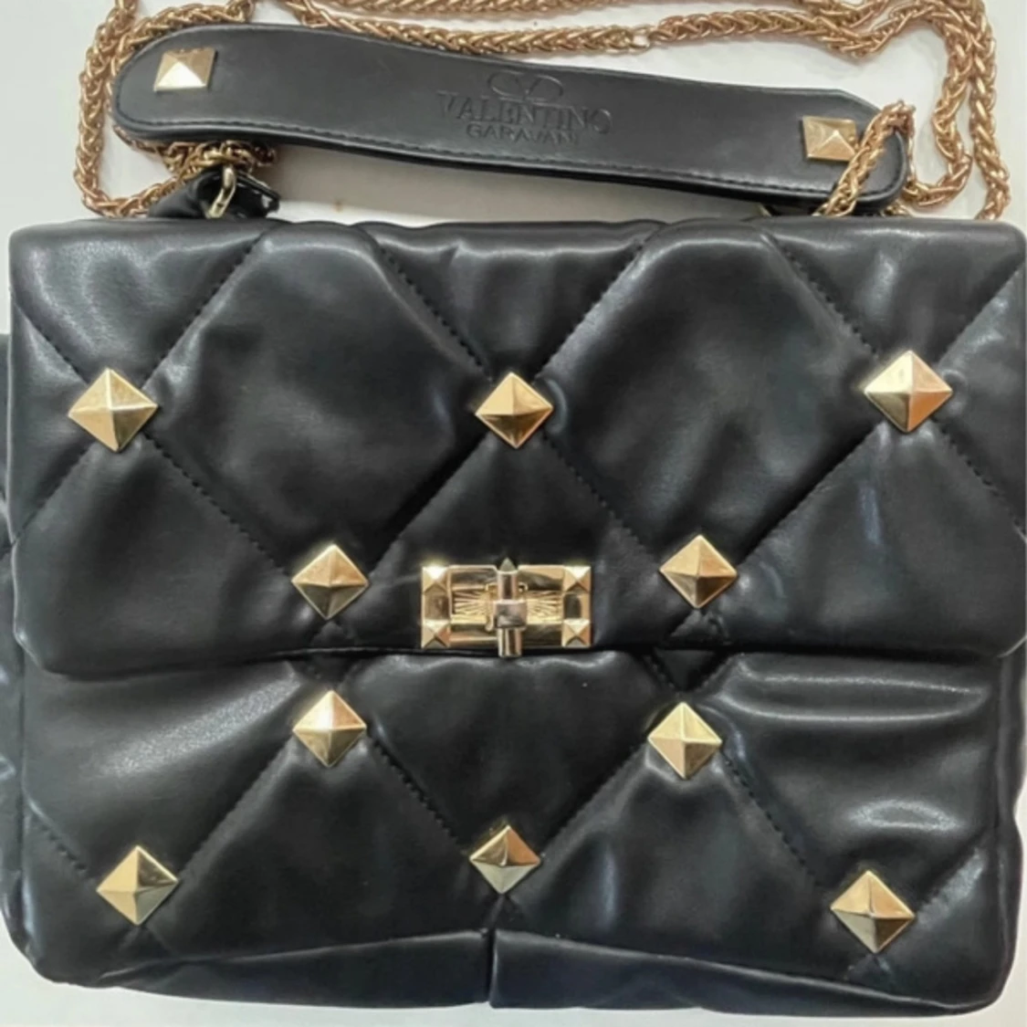 Svart quiltad axelväska med nitar Valentino