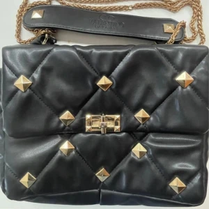 Svart quiltad axelväska med nitar Valentino - Säljer en svart quiltad axelväska från Valentino Garavani med guldiga nitar och kedjerem. Köpt i Paris för 2800❣️
