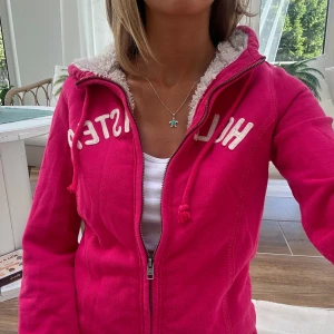 Hollister zip med foder - Zip med foder i storlek S från Hollister. Kan upplevas som mindre i storlek pga figursydd fit. Tröjan bedöms vara använd men fortfarande i gott skick. Jag skickar inom 24h. Se liknande zip i min profil! E67