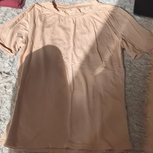 Beige basic t-shirt i bomull - Enkel och stilren beige t-shirt med rund hals och korta ärmar. T-shirten är i mjuk bomull och har en klassisk passform som funkar till det mesta. Perfekt för dig som gillar en clean och avslappnad look. Den är i stl M men den passar S och Xs☺️