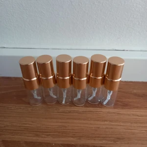 Splitpaket  - Välj 6 stycken 2 ml. Dessa finns: Lattafa:Habik,Mayar natural intense,Emaan,Sakeena,Haya,Angham,Nebras,Victoria,Qimmah.  Paris corner:Mango jugoso,Minya,Khair fusion,Voux zeste,Indomitable,Qissa Delicious, Qissa pink.  Ameer al arab/Asdaf, Tropical kiss/French avenue  Kiaana Angel/Afnan, Aura pista dessert/Khadlaj 