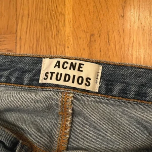 Acne Studios Max LT Vintage jeans 28/32 - Snygga ljusblå jeans från Acne Studios, modell Max LT Vintage. Klassisk femficksdesign, raka ben och råa, fransiga benslut. Jeansen är i 100% bomull och har en avslappnad, vintageinspirerad tvätt. Köpt kapade i butik (ej gjort själv). 