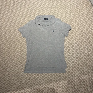 Ralph Lauren Pike - Säljer nu min fina gråa piketröja från Ralph Lauren. Tröjan är i otroligt fint skick och är sparsamt använd. Tröjan är i 9/10 skick och nypriset är 1599kr