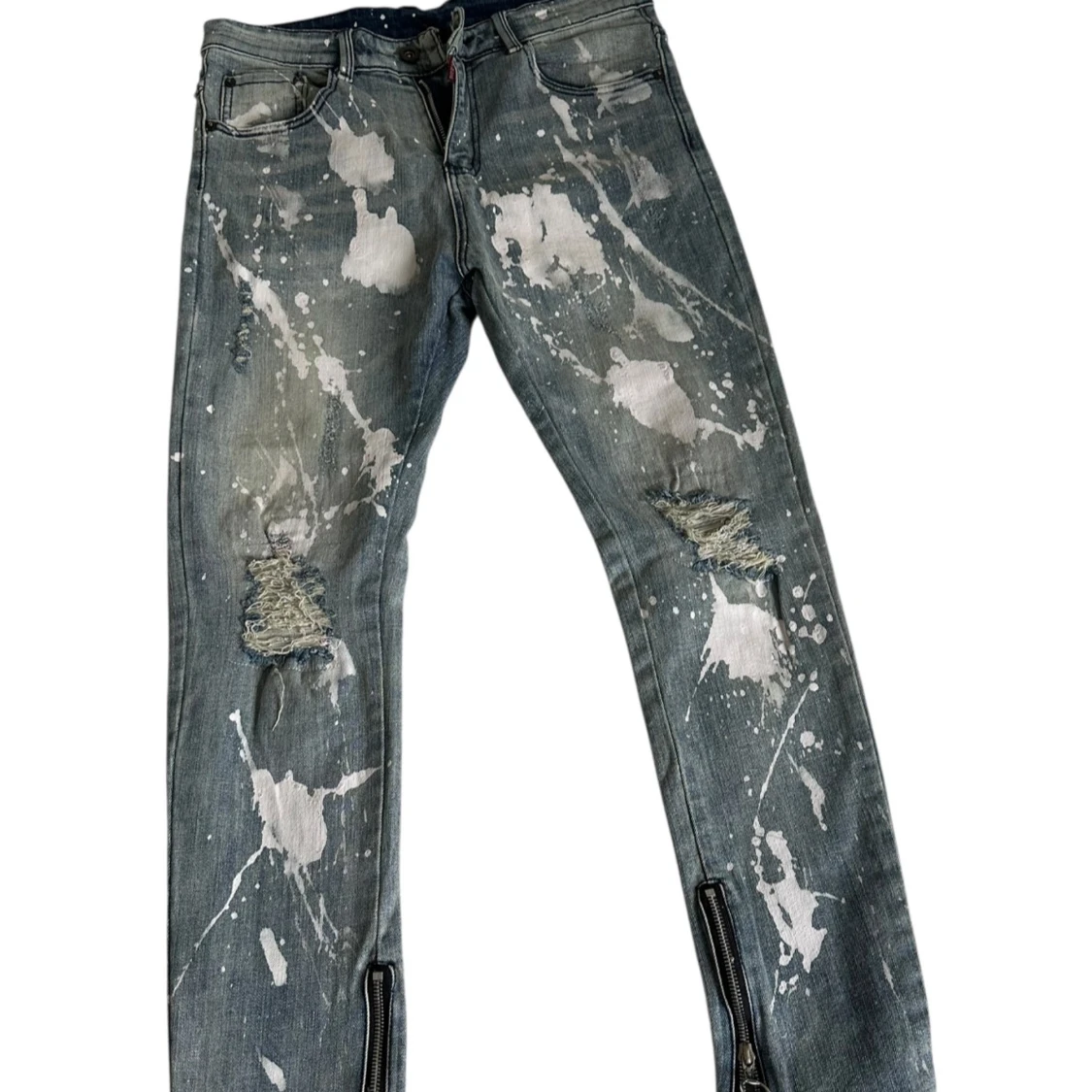 Grå jeans med färgstänk och dragkedjor