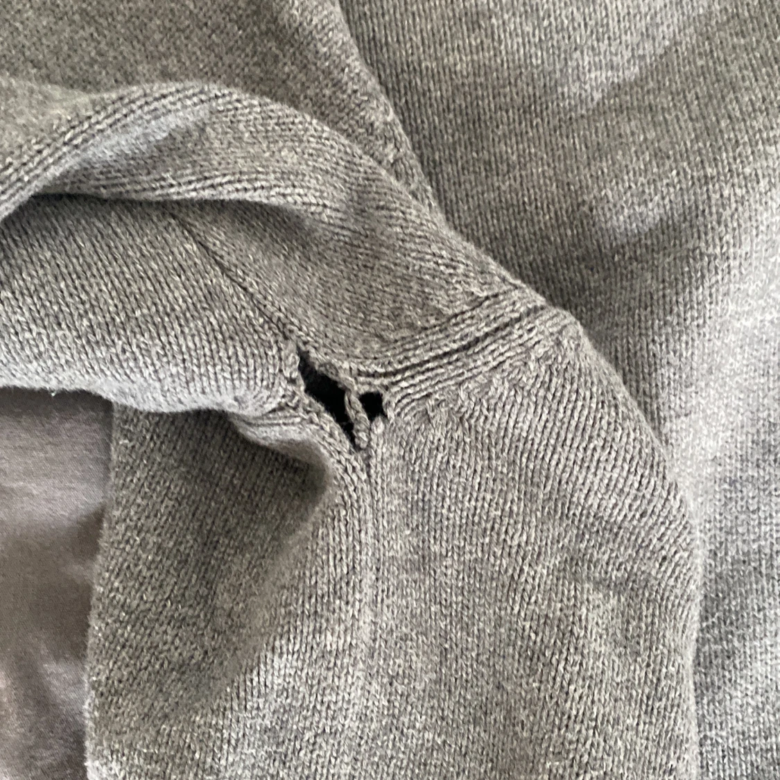 Grå stickad tröja från GANT - 3