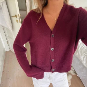 Lisa yang kofta - Superfin kofta från Lisa yang i 100% Kashmir, knappt använd. Storlek 1 så skulle säga xs/s, den är en kortare modell