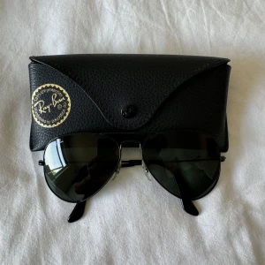 Ray ban Aviator Classic  - Svart ram. Grön lins. Har 2 par, svart & brunt fodral. Så du kan välja tillhörande fodral. 
