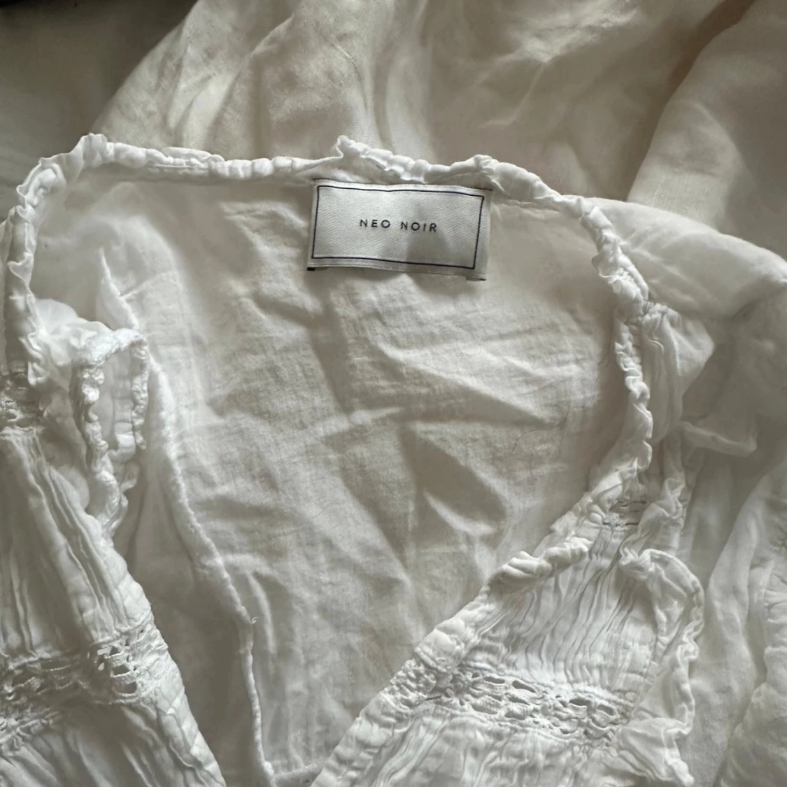Vit blus med volang från Neo Noir❣️ - 92