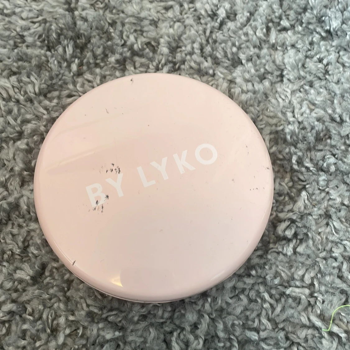 Rosa sminkspegel från By Lyko