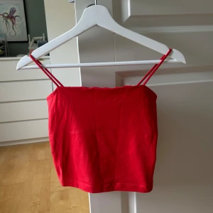 Röd linnetopp från Gina Tricot - Snygg röd linnetopp från Gina Tricot i storlek S. Använd ett fåtal gånger. I fint skick.
