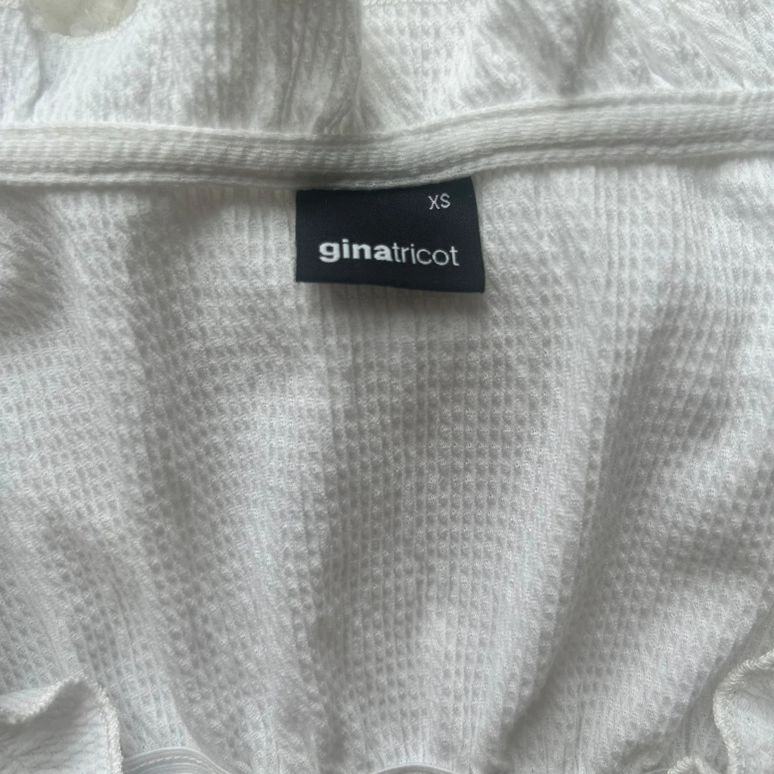 Vit volangblus med knyt från Gina Tricot - 2