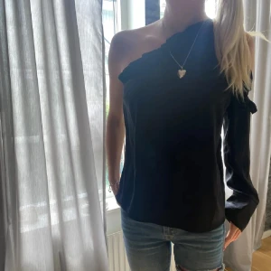 Svart oneshoulder topp Gina Tricot XS - Festtopp från Gina tricot💞🙌🏽 (lånade bilder)