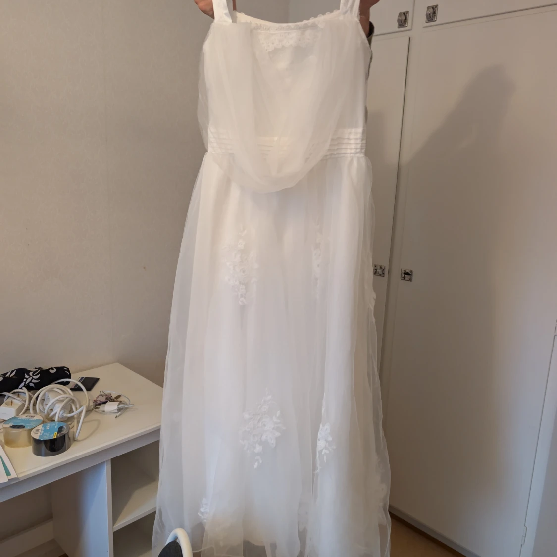 Vit långklänning med spetsdetaljer - 1