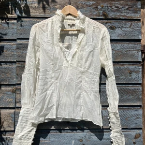 Boho-dröm i vitt 🤍 – ett måste i garderoben! - Karen Millen boho-blus 🤍 stl 40 men är som stl.38. Drömmig vit boho-blus från Karen Millen – perfekt till jeans eller kjol! ✨ Spets- och broderidetaljer ✨ Volangkantad krage & djup V-ringning ✨ Långa ärmar med breda manschetter och klädda knappar, med ett tillhörande vitt underlinne 📏 Storlek: EU 40, men är som stl.38 💎 Skick: Mycket fint 💰 Pris: 250kr (kan diskuteras)  