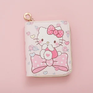Hello Kitty rosa plånbok med dragkedja - Supergullig plånbok med Hello Kitty-tryck, rosa och vita detaljer samt blommor och hjärtan. Plånboken har en praktisk dragkedja och ett sött polkaprickigt rosettmotiv framtill. Perfekt för dig som älskar kawaii och söta accessoarer!