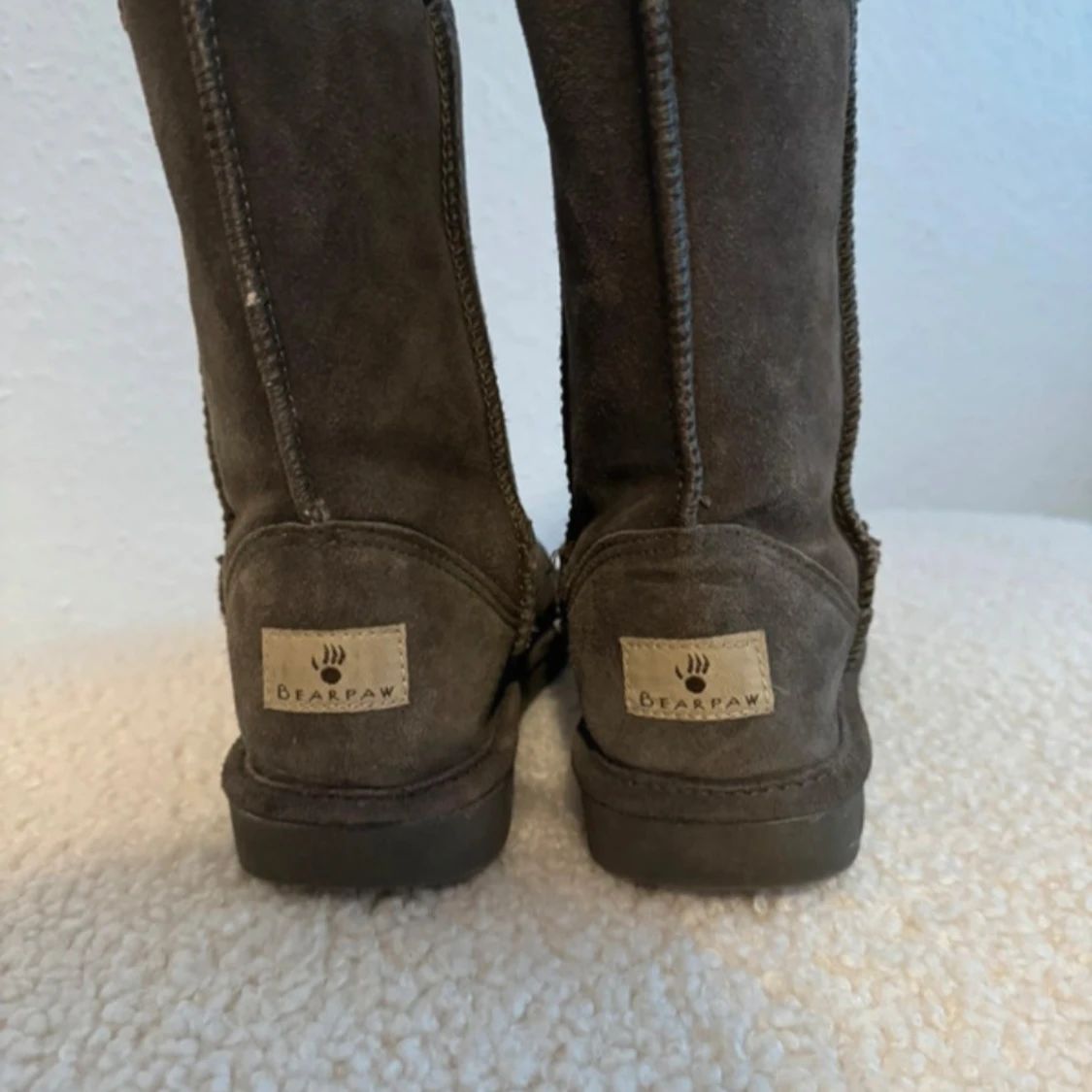 Gråa Bearpaw boots i mocka - 2