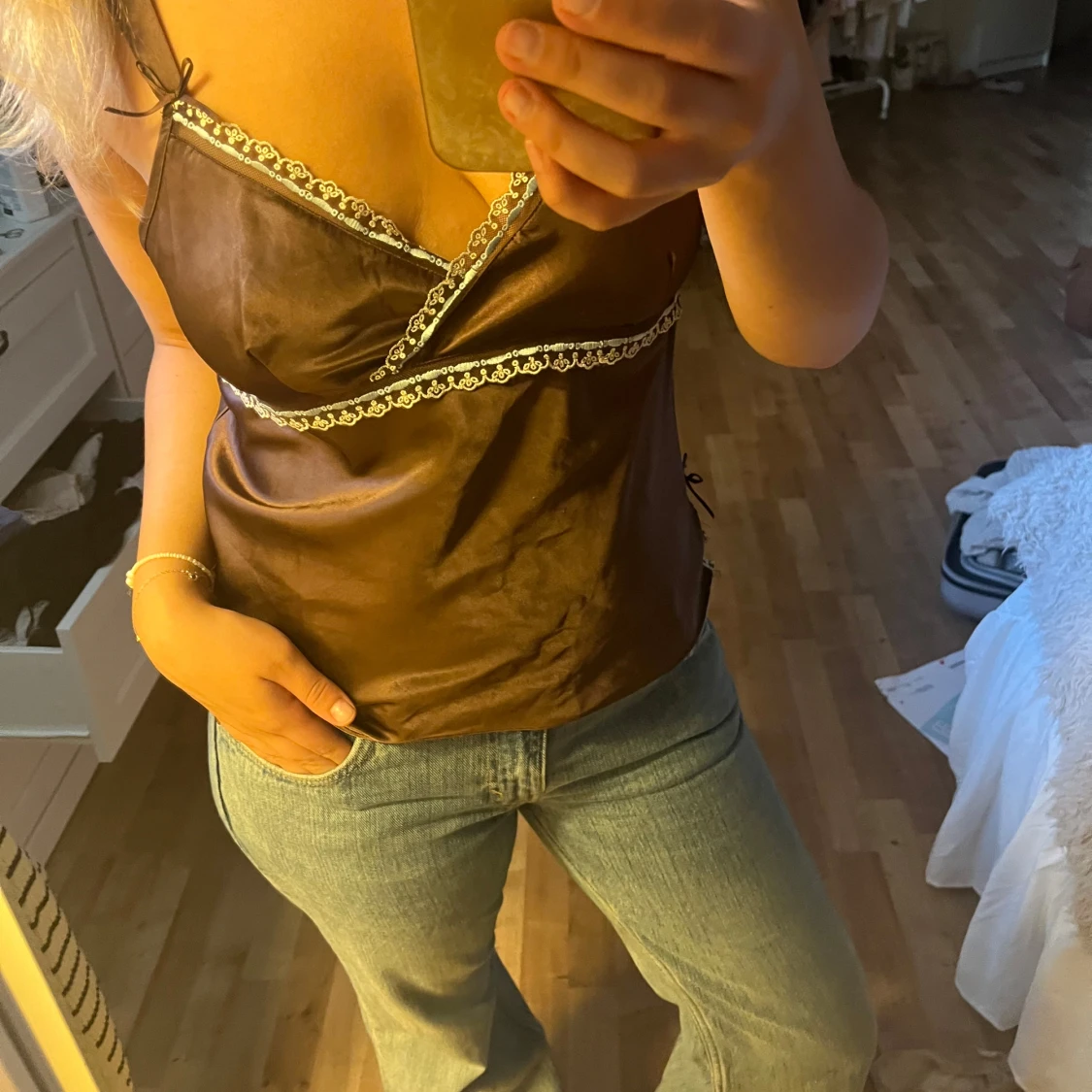 Brun omlott linnetopp med spets - 2