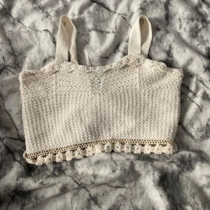 Vit virkad linnetopp från Zara - Passar mig perfekt som har storleken xs/s och har höjden 155cm