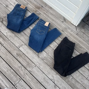 Replay Anbass Jeans  - Säljer tre par snygga Replay jeans: två blåa och ett svart.  i modell Anbass Storlek 32 och 33. 