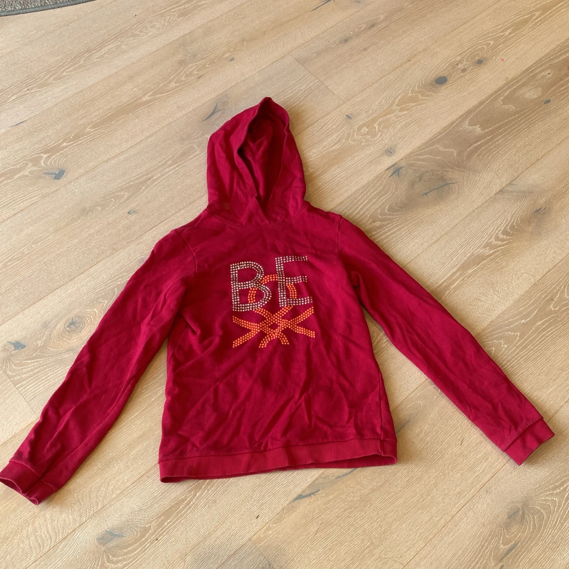 Röd hoodie från United Colors of Benetton