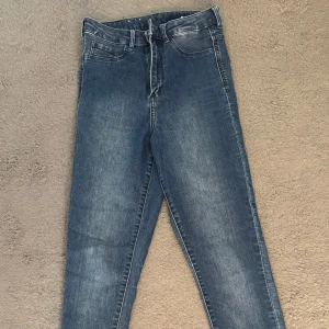 Mörkblå skinny jeans med stretch - Snygga mörkblå jeans med skinny fit. Jeansen har en lätt tvättad look och smal passform hela vägen ner. Tillverkade i stretchigt denim.💕