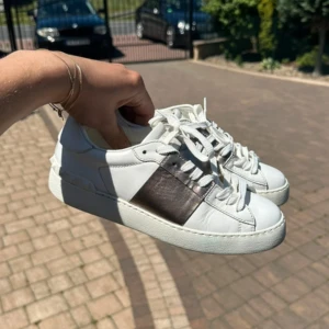 Valentino Garavani Rockstud Sneakers - Valentino Garavani Rockstud Sneakers Äkta Storlek 36,5 Endast Skor medföljer 