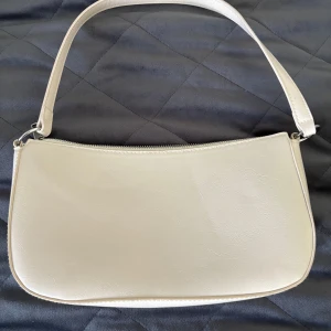 Axelväska  - Fin väska som är i ett mycket bra skick 