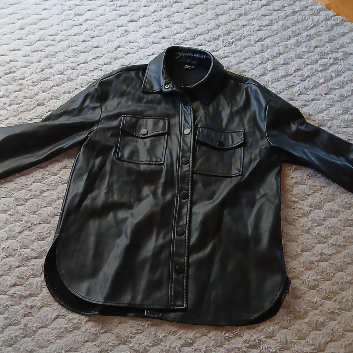 Svart skinn-overshirt från ONLY