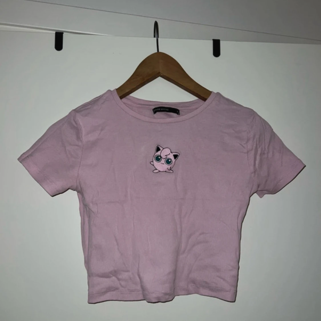 Ljusrosa croppad topp med Jigglypuff