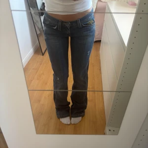 Low waist jeans - Supercoola bootcut jeans, köpta på plick sedan innan för 900kr! Strl w29 men de sitter som en xs/ s❣️❣️