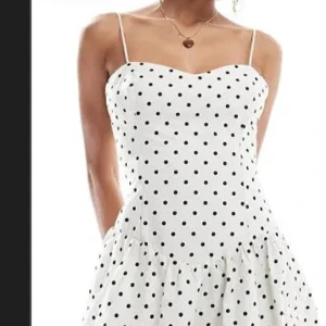 Vit prickig klänning från Bershka - Supersöt vit kortklänning från som är helt slutsåld från Bershka💗Andvänd max 3 gånger! Pris kan diskuteras!!