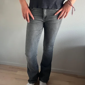 Mörkgrå bootcut jeans - Mörkgrå bootcut jeans med lätt tvättad look, tajt upptill och utsvängda ben. Only, storlek 32/M, mycket bra skick. Nypris 549 kr – säljes för 275 kr! 💝💝