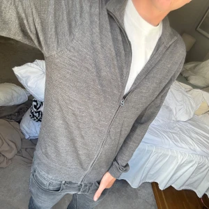 Grå merinoull kofta från These Glory Days - Riktigt skön o med bra passform från These Glory Days.   Passar någon mellan 165-175 cm🙌🏽. Skick 10/10✨.   Hör av dig vid fler funderingar💯💯