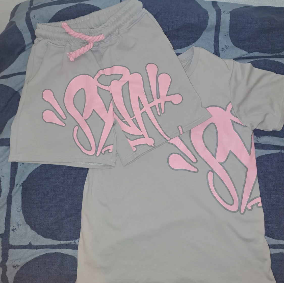 Syna World grå shorts med rosa tryck