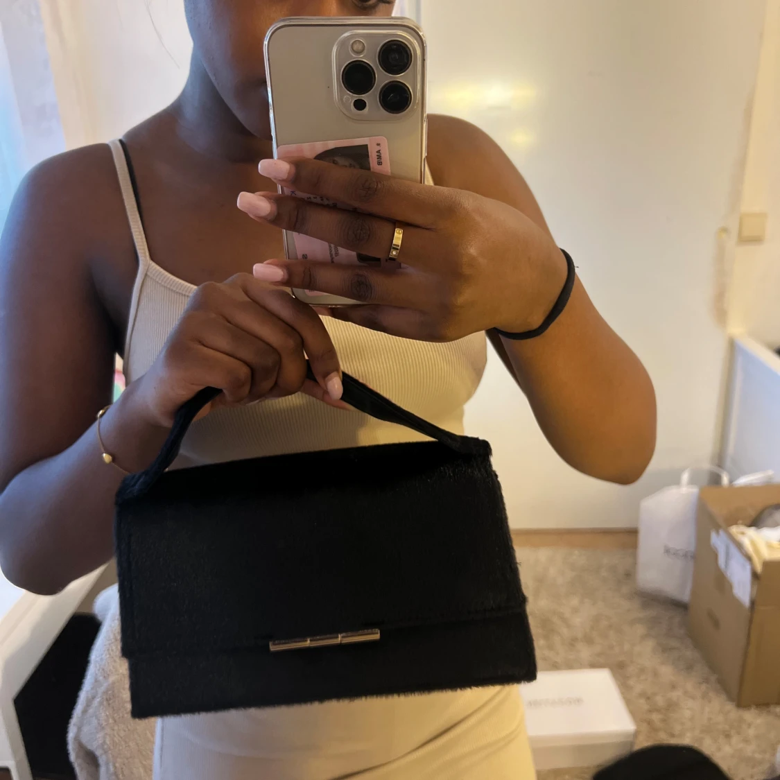 Svart handväska från H&M med gulddetalj - 1