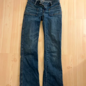 Blå bootcut jeans - Snygga blå jeans från 157 i bootcut-modell med full längd. Jeansen har låg midja, stora framfickor och klassiska bakfickor. 