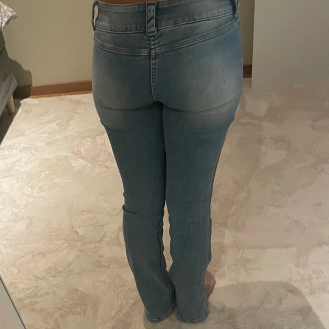 Ljusblå bootcut jeans med fickdetaljer - 1