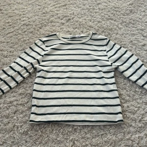 Randig tröja - Svart vit randig tröja från Stradivarius, använd fåtal gånger av förra säljaren. Köpte den och den var för liten så säljer vidare!❤️Står storlek xs men skulle snarare säga xxs 
