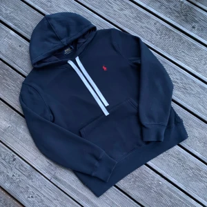 Polo Ralph Lauren hoodie - Säljer nu denna sjukt eftertraktade polo Ralph Lauren hoodien i super fint skick inga defekter | snörena är bytta | passar dig som är runt 173-185 | han på bilden är 183cm och väger 66kg |hör av er vid frågor eller funderingar🤝