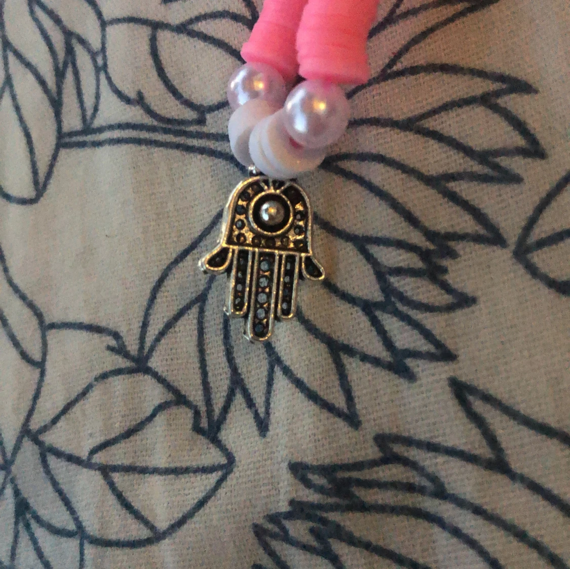 Handgjort rosa pärlarmband med hamsa-berlock - 2