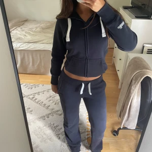 Russemerch set - Säljer detta jättefina set från Russemerch då det tyvärr inte kommer till användning längre. Nypris för hela sättet är 1300kr! (Hoodien är XS och byxorna är S long edition)🌸