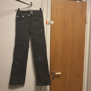 Svarta bootcut jeans med fickdetaljer - Fina bootcut jeans från lager 157. Storlek: XS💗 