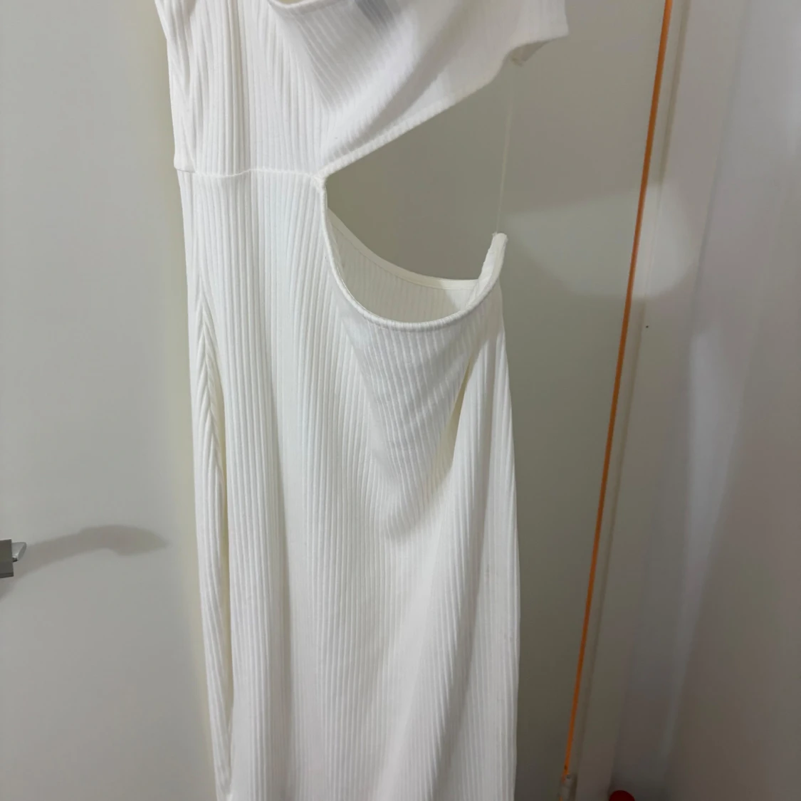 Vit ribbad långklänning med cut-out - 1