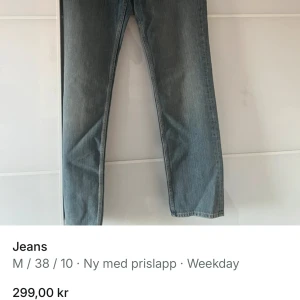 Blå raka jeans från Weekday - Snygga blå jeans från Weekday i klassisk rak modell. Jeansen har en ljus tvätt och normal passform, perfekta till sneakers eller boots. Tillverkade i mjukt jeanstyg som känns bekvämt hela dagen. Dom säljs även på vinted för samma pris! Storleken är 30/32 i weekdays egen storlek.