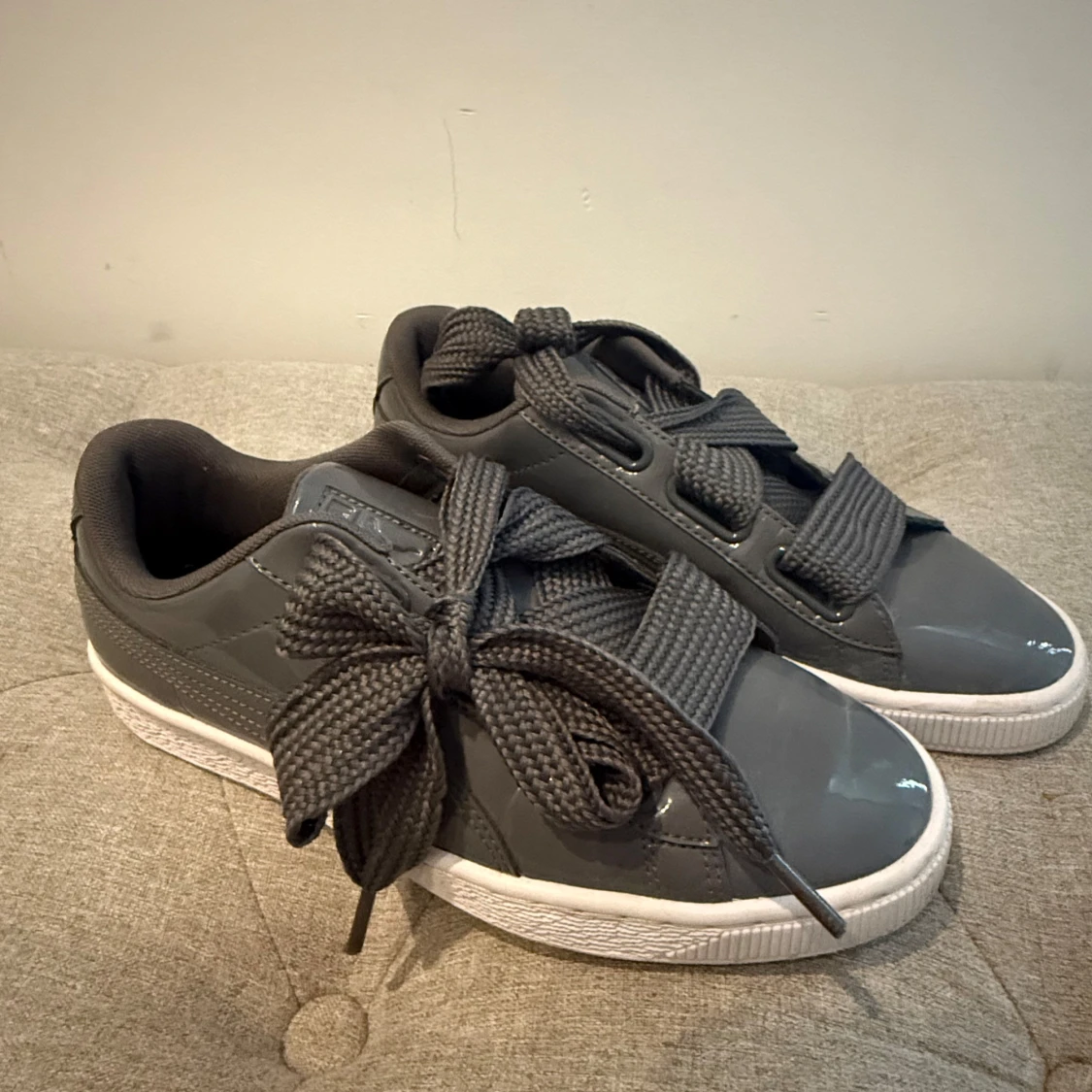 Grå sneakers med breda snören - 1