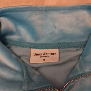 Juicy Couture - Superfin Juicy Couture tröja. Väldigt fin färg. Har knappt använt den. 