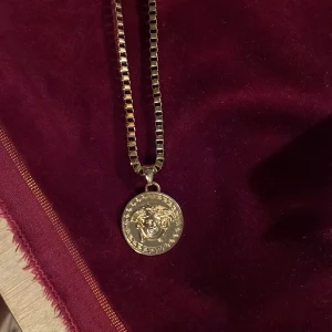 Ett v medusa hänge med kedja - Priset kan diskuteras vid snabb affär 