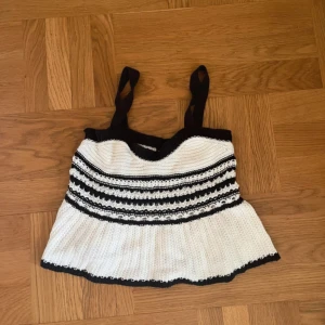 Stickad topp - Så fin stickad topp köpt i Italien. Aldrig använd🩷