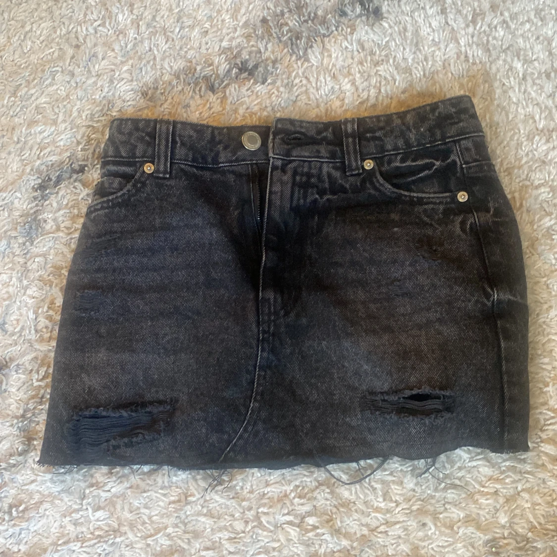 Svart jeanskjol med slitningar(byte mot blå kjol tar jag gärna mot)